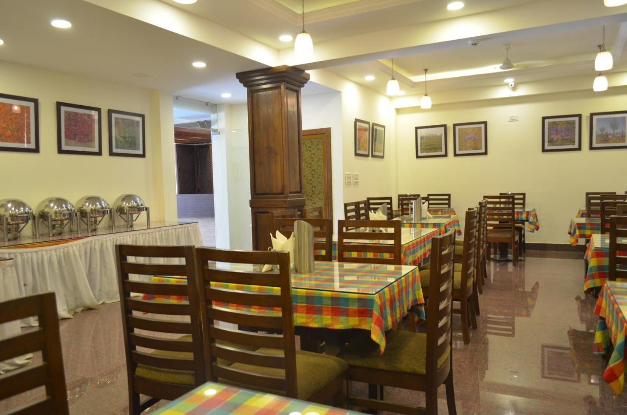 Hotel The Valley View Kashmir ศรีนาการ์ ภายนอก รูปภาพ
